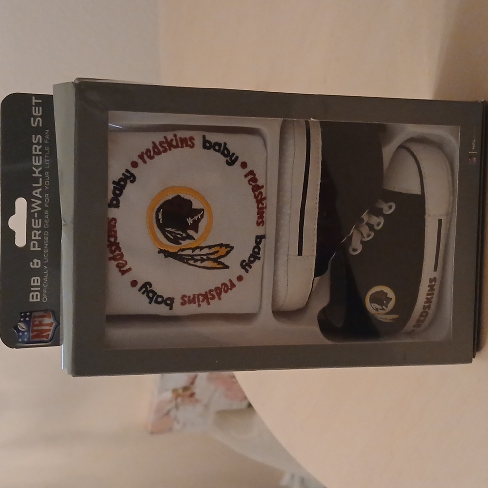 NFL Redskin Bib & Prewalker Set - Picture 5 of 6